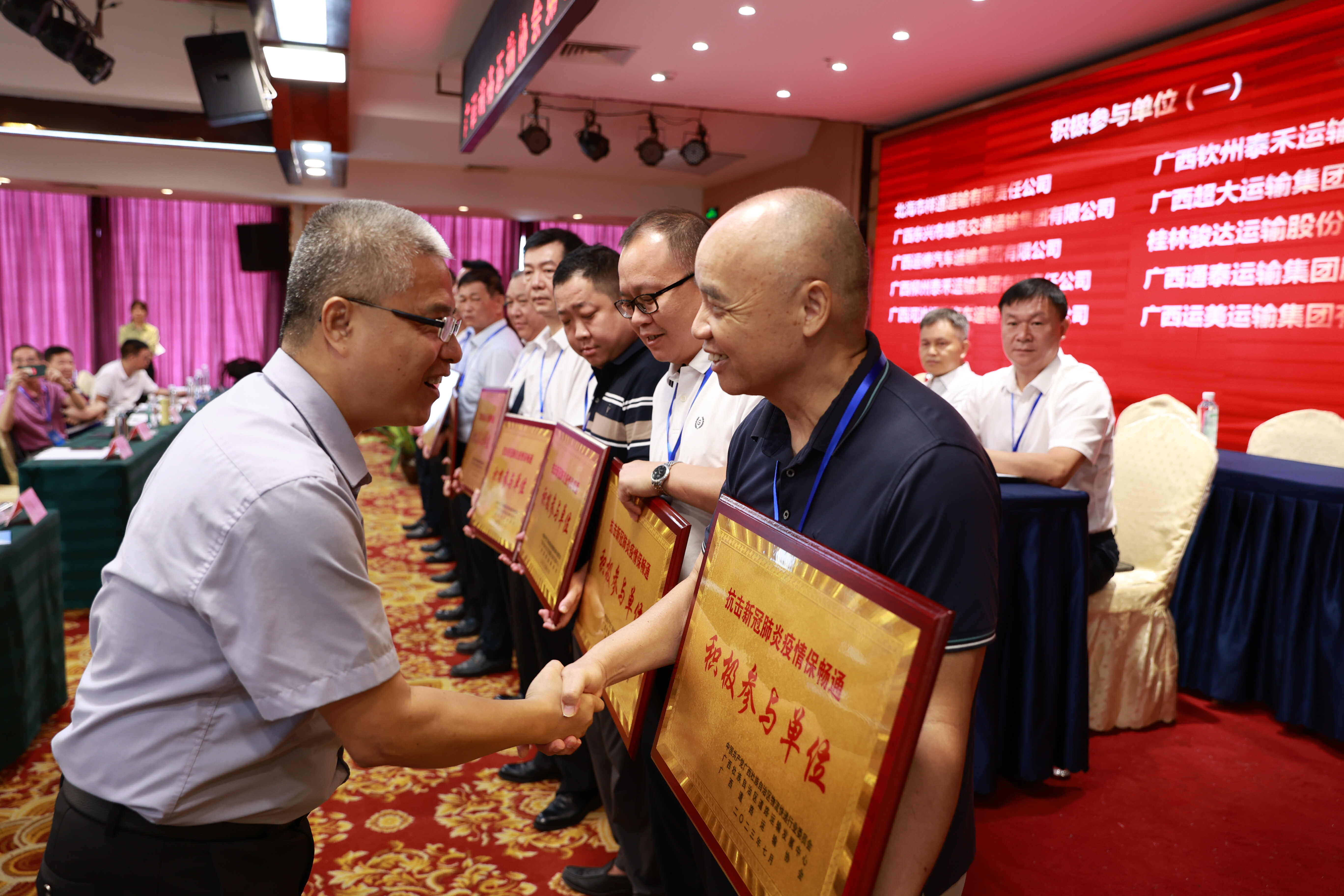 探花
黄永忠副厅长为获得“积极参与单位”颁发牌匾和证书.jpg