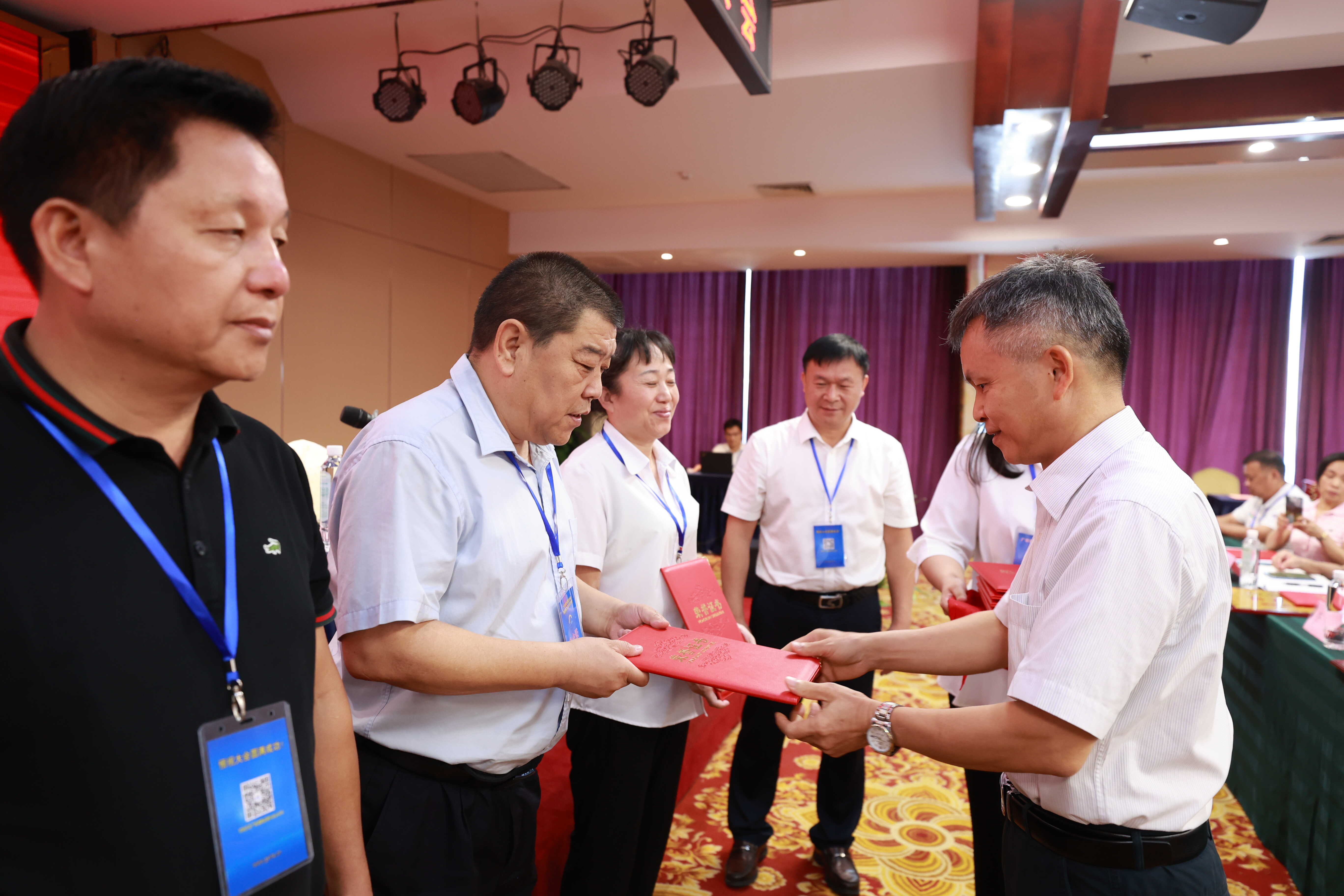 探花
一级调研员、广西物流快递行业党委副书记陆正业为获奖单位颁发证书.jpg